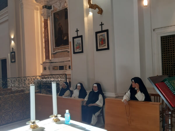 monache benedettine celestine in preghiera chiesa san basilio
